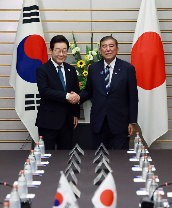 이재명 대통령과 이시바 시게루 일본 총리가 8월23일 일본 도쿄 총리 관저에서 한일 확대정상회담에 앞서 기념촬영을 하며 악수하고 있다. ⓒ연합뉴스