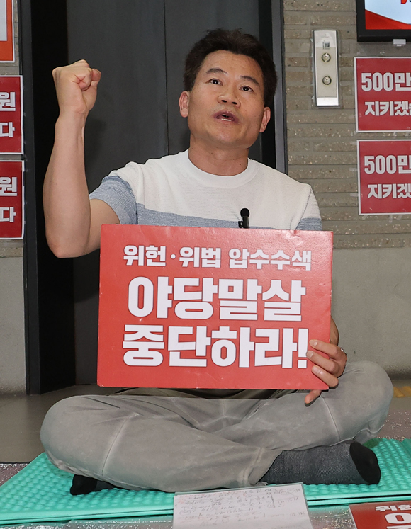 한국사 강사 전한길씨가 8월18일 서울 여의도 국민의힘 중앙당사에서 당사 압수수색에 반대하는 농성을 하고 있다. ⓒ연합뉴스