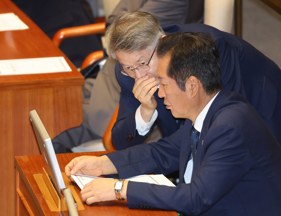 8월27일 서울 여의도 국회 본회의에서 더불어민주당 정청래 대표가 민형배 의원과 대화하고 있다. ⓒ 연합뉴스