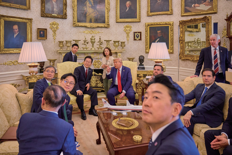 이재명 대통령이 8월25일 미국 워싱턴DC 백악관에서 도널드 트럼프 미국 대통령과 한미 정상회담을 하고 있다. 맨 오른쪽은 강훈식 대통령비서실장 ⓒ연합뉴스