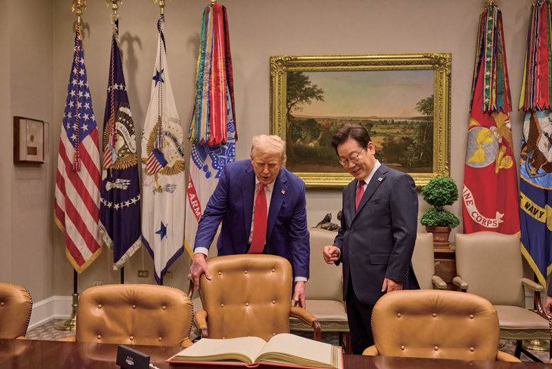 이재명 대통령(오른쪽)이 8월25일 미국 백악관에서 열린 한미 정상회담에 앞서 방명록 서명을 준비하며 도널드 트럼프 미국 대통령의 안내를 받고 있다. ⓒ연합뉴스