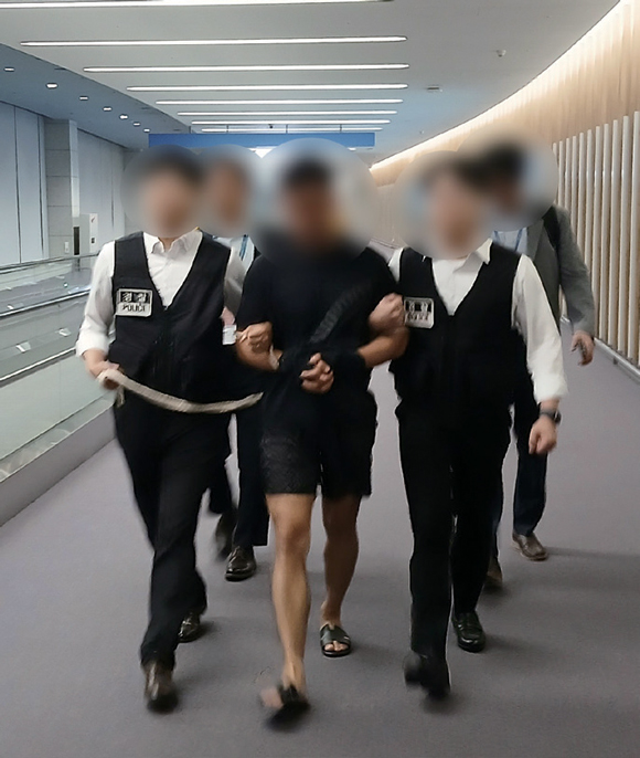 8월22일 해킹조직의 총책인 중국 국적의 남성이 태국 방콕에서 검거돼 인천국제공항을 통해 강제 송환되고 있다. ⓒ연합뉴스