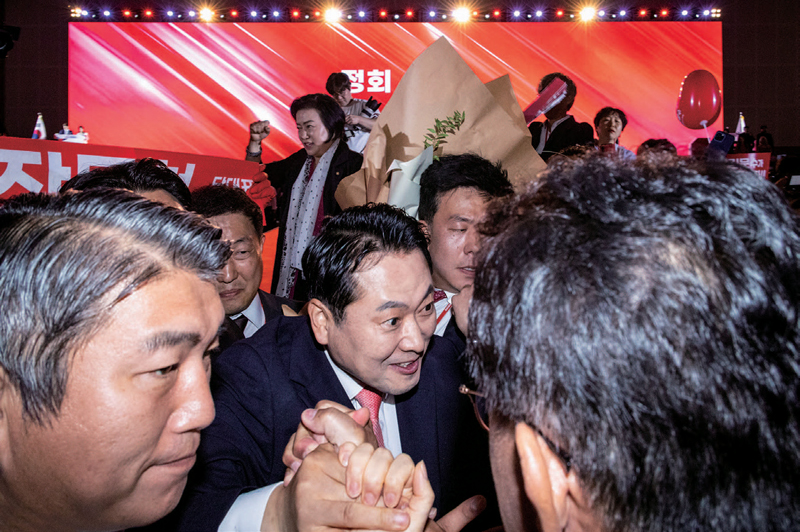 국민의힘 당대표 결선투표 진출 당시 장동혁 후보(현 대표)가 8월22일 충북 청주시 오스코에서 열린 제6차 전당대회에서 단상에서 내려와 지지자들과 인사하고 있다. ⓒ연합뉴스