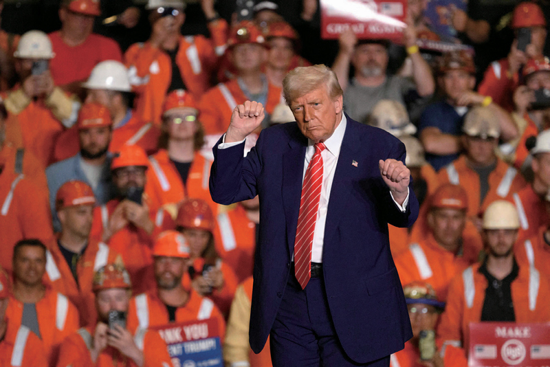 일본제철의 US스틸 인수를 승인한 트럼프 대통령이 5월30일 펜실베이니아주 US스틸 공장을 방문했다. ⓒAFP 연합