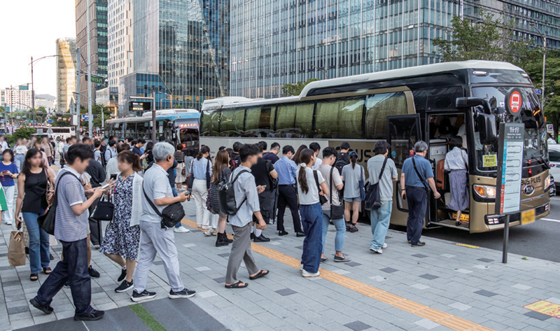 서울 중구 남대문세무서(옛 백병원) 광역버스 정류장이 퇴근버스를 기다리는 시민들로 붐비고 있다. ⓒ시사저널 최준필