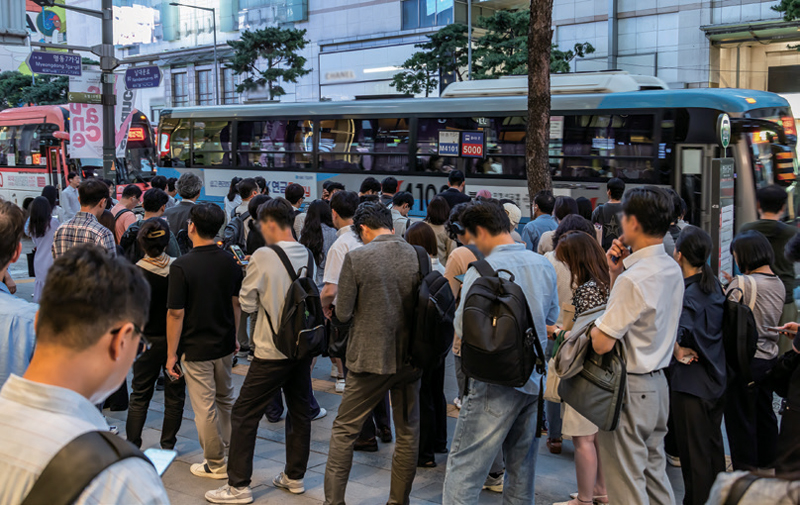 서울 중구 명동입구 광역버스 정류장이 퇴근버스를 기다리는 시민들로 붐비고 있다. ⓒ시사저널 최준필