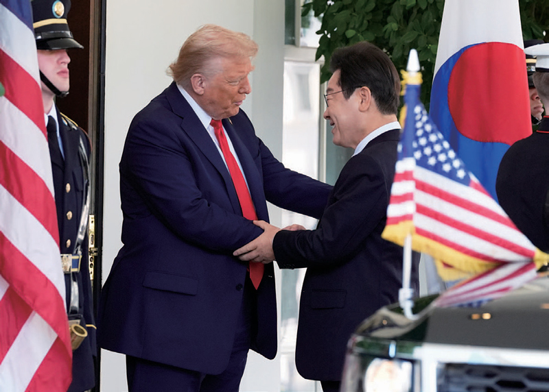 도널드 트럼프 미국 대통령(왼쪽)이 8월25일 워싱턴 백악관에 도착한 이재명 대통령을 맞이하고 있다. ⓒAP 연합