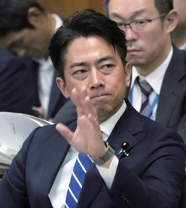 5월28일 고이즈미 신지로 일본 농림수산상이 도쿄에서 열린 중의원 위원회 회의에서 야당 의원의 질문에 답하기 위해 손을 들고 있다. ⓒKyodo 연합