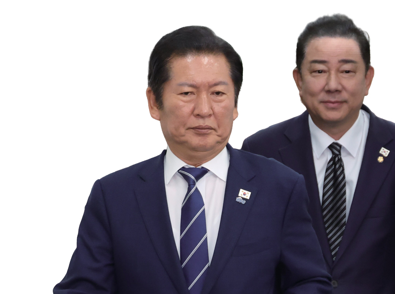 더불어민주당 정청래 대표(앞)와 김병기 원내대표 ⓒ시사저널 박은숙