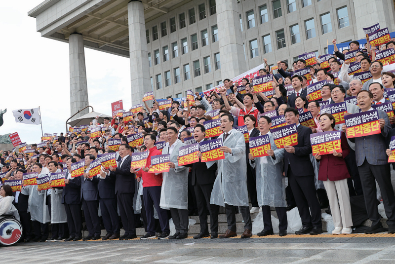 국민의힘 장동혁 대표와 권성동, 추경호 의원 등이 9월4일 국회 본청 앞 계단에서 열린 야당말살 정치탄압 특검 수사 규탄대회에서 구호를 외치고 있다. ⓒ시사저널 박은숙