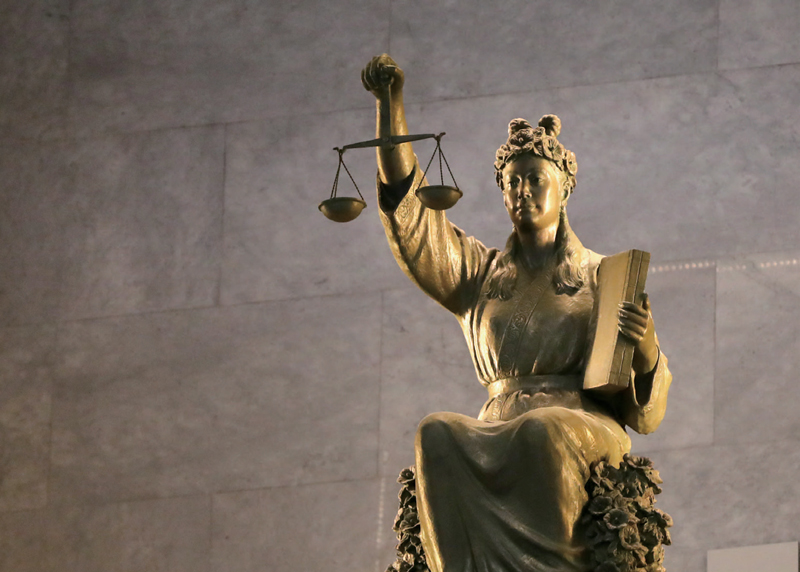 서초구 대법원 대법정 입구에 설치된 조형물 《정의의 여신상》 ⓒ연합뉴스