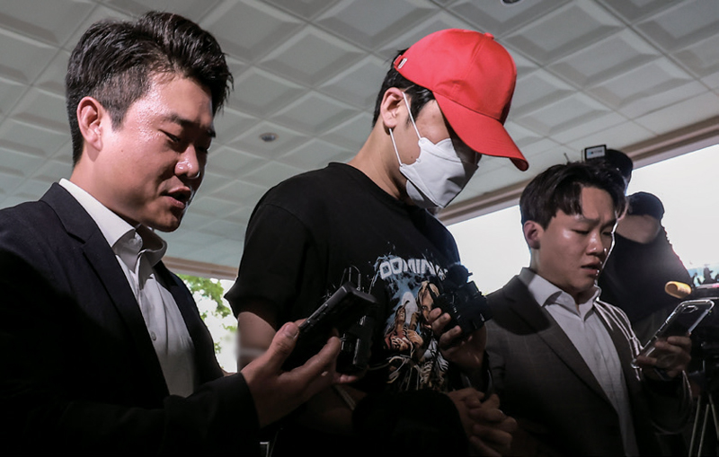 9월5일 서울시 서대문구의 한 초등학교 인근에서 아동을 납치하려고한 20대 일당이 서울지방법원의 구속 전 피의자 심문(영장실질심사)에 출석하고 있다. ⓒ뉴시스