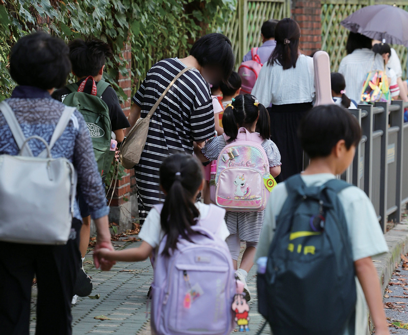 9월5일 아동 납치 시도가 잇따르자 서울의 한 초등학교에서 학부모들이 자녀들과 함께 귀가하고 있다. ⓒ연합뉴스