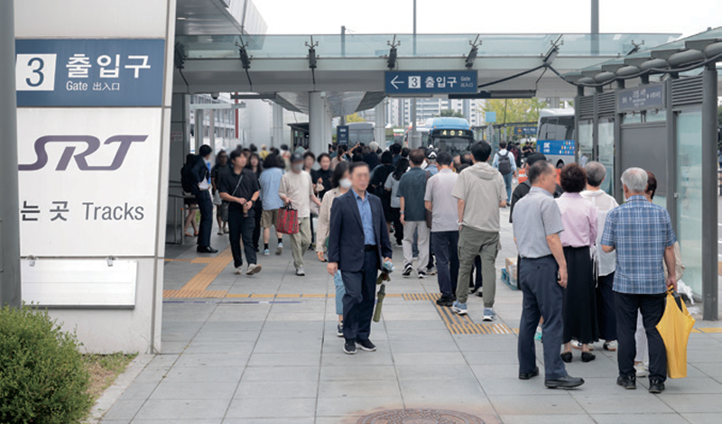 서울 강남구 수서역 앞 버스정류장에서 서울 시내 대형 종합병원 진료를 받으려는 환자와 이용객들이 병원 셔틀버스를 기다리고 있다. ⓒ시사저널 박정훈