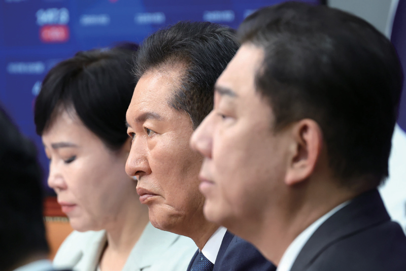 정청래 더불어민주당 대표(가운데)가 9월12일 서울 여의도 국회에서 열린 최고위원 회의에 참석해 있다. 좌우는 전현희 최고위원, 김병기 원내대표 ⓒ시사저널 박은숙