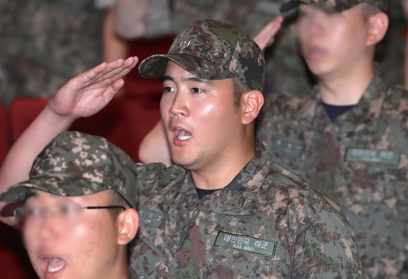 이재용 삼성전자 회장의 장남 이지호씨가 9월23일 경남 창원 진해구 해군사관학교 웅포강당에서 열린 제139기 해군 사관후보생 입교식에서 경례를 하고 있다. ⓒ뉴스1