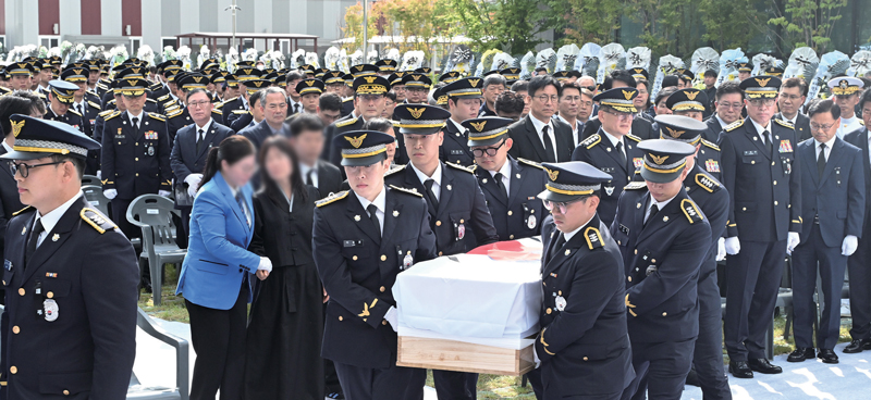 9월15일 인천 서구 인천해양경찰서에서 엄수된 ‘해양경찰관 고(故) 이재석 경사 영결식’에서 고인의 영정과 운구 행렬이 영결식장을 떠나고 있다. ⓒ연합뉴스