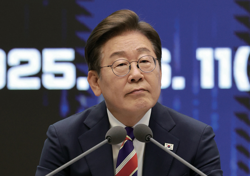 이재명 대통령이 6월11일 서울 영등포구 한국거래소에서 열린 주식시장 불공정거래 근절을 위한 현장 간담회에서 참석자 질문을 듣고 있다. ⓒ연합뉴스