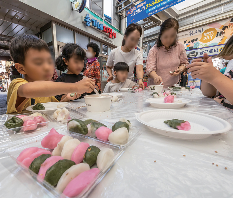 9월25일 서울 구로구 구로시장에서 어린이들이 송편 만들기 체험 이벤트에 참여한 모습 ⓒ시사저널 최준필