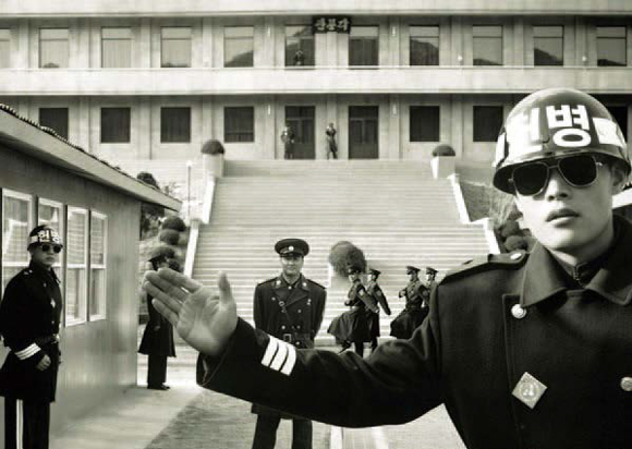 영화 《공동경비구역 JSA》 스틸컷 ⓒCJ엔터테인먼트