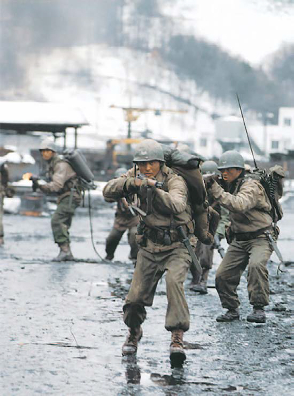 영화 《태극기 휘날리며》 스틸컷 ⓒ(주)제이앤씨미디어그룹, 와이드 릴리즈㈜