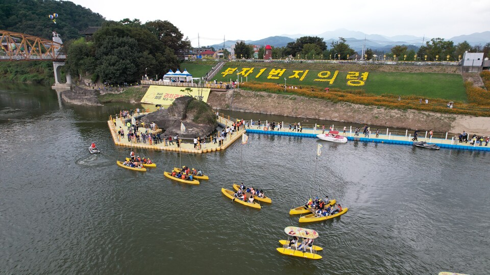 솥바위를 가까이서 즐길 수 있는 수상자전거 체험 모습 ⓒ의령군