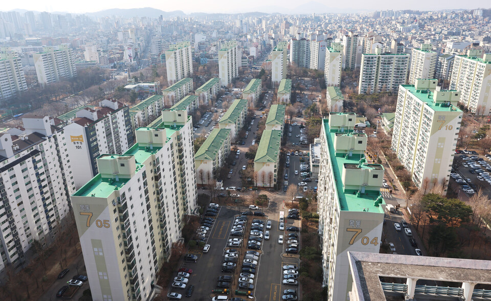 부동산 규제로 재건축 시장이 위축되면서 리모델링·대수선 등의 정비사업이 주목받고 있다. 사진은 준공 후 40년이 지난 서울 양천구 목동 일대의 아파트 단지 모습 ⓒ연합뉴스
