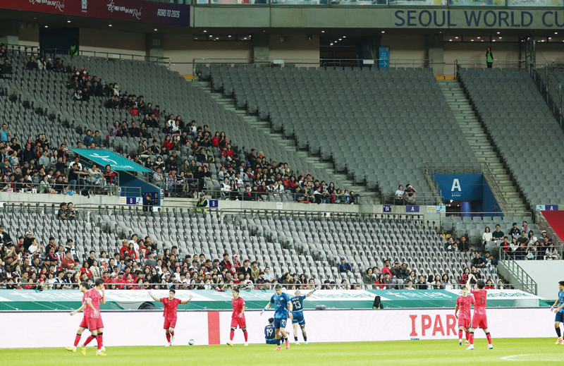 10월14일 서울 마포구 서울월드컵경기장에서 열린 한국과 파라과이 축구 대표팀의 친선경기에 관중석 곳곳이 비어있다. ⓒ연합뉴스