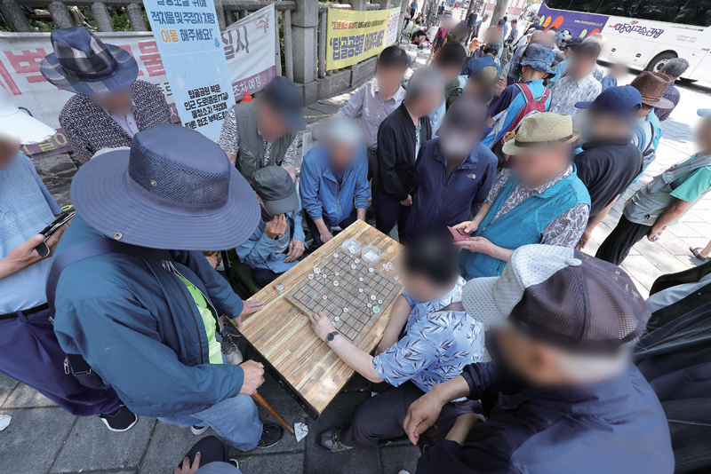 탑골공원 장기 금지 조치 이전인 6월11일 서울 종로구 탑골공원 인근에서 노인들이 장기를 두고 있다. ⓒ시사저널 임준선