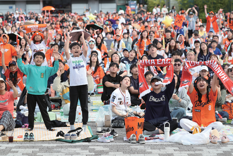 10월19일 대전 국립중앙과학관 꿈의광장에서 시민들이 플레이오프 2차전을 응원하는 모습이다.  ⓒ대전일보 제공