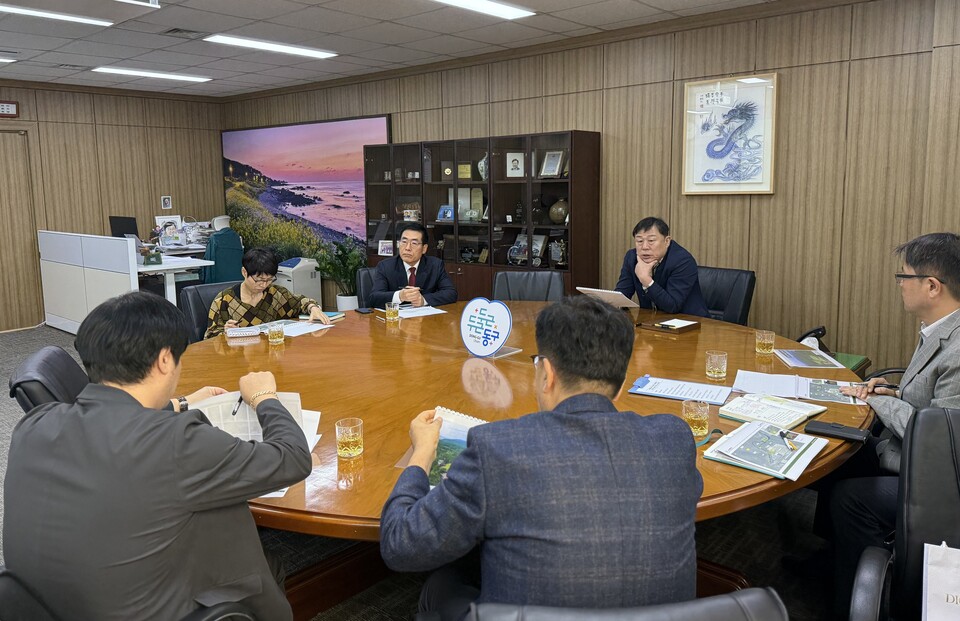 울산 동구는 27일 구청장실에서 테마 숲길 조성사업 설계 용역 중간보고회를 개최했다. ⓒ울산 동구