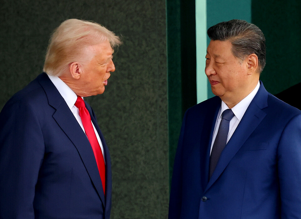 도널드 트럼프 미국 대통령과 시진핑 중국 국가주석이 10월30일 부산 김해공군기지 의전실 나래마루에서 미·중 정상회담을 마친 뒤 회담장을 나서며 대화하고 있다. ⓒ연합뉴스