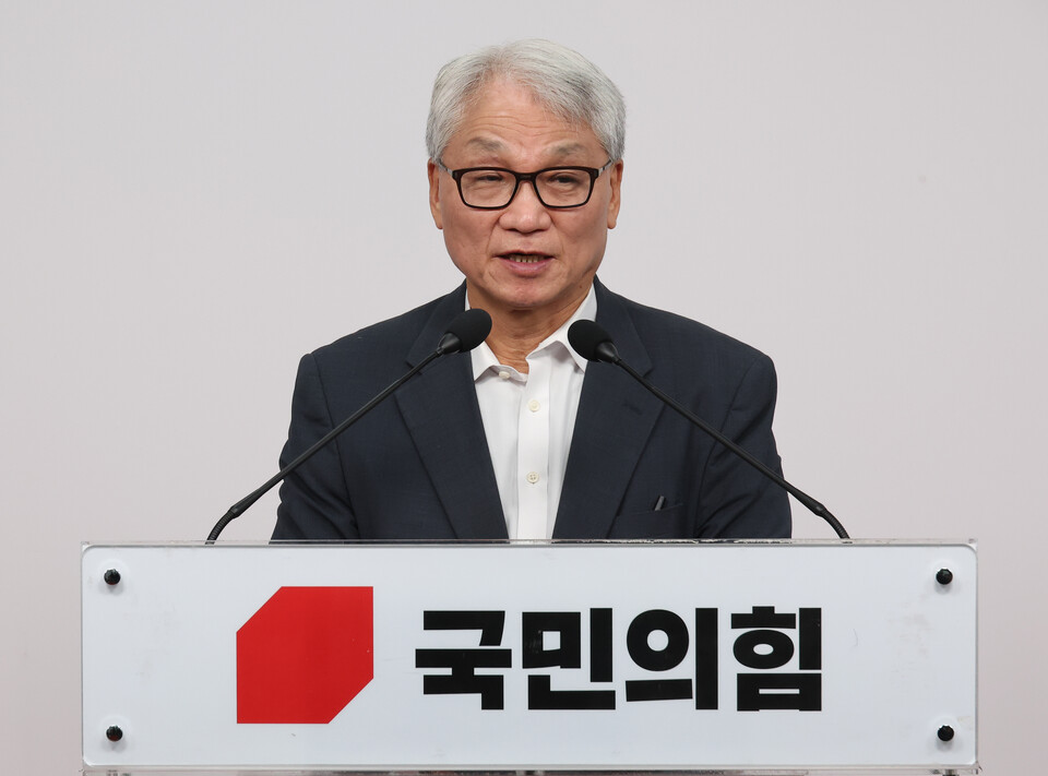 여상원 국민의힘 윤리위원장이 3일 서울 여의도 국민의힘 중앙당사에서 회의결과 관련 브리핑을 하고 있다. ⓒ연합뉴스