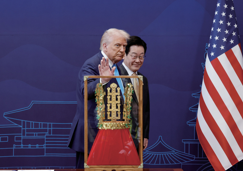 이재명 대통령과 도널드 트럼프 미국 대통령이 10월29일 경북 경주박물관에서 국빈 방문 선물인 천마총 금관 모형 앞을 함께 지나고 있다. ⓒ연합뉴스