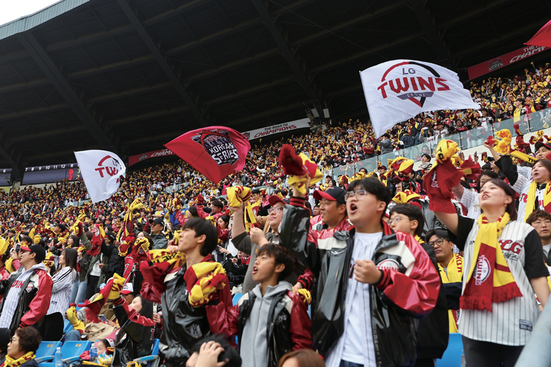 10월26일 서울 잠실야구장에서 열린 2025 프로야구 KBO리그 한국시리즈 1차전 한화 이글스와 LG 트윈스의 경기에서 관중들이 응원전을 펼치고 있다. ⓒ연합뉴스
