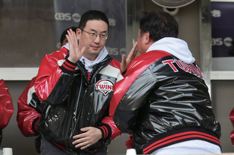 구광모 LG 회장이 10월26일 서울 잠실야구장에서 열린 2025 프로야구 한국시리즈 1차전 한화 이글스와 LG 트윈스의 경기에서 LG가 8대2로 승리하자 차명석 LG 단장과 기쁨을 나누고 있다. ⓒ연합뉴스