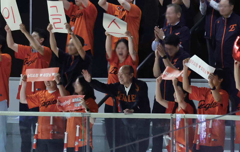 김승연 한화그룹 회장이 7월3일 대전 한화생명볼파크에서 한화 이글스의 경기를 관람하고 있다. ⓒ연합뉴스