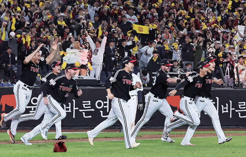 10월31일 프로야구 한국시리즈 통합 우승을 차지한 LG 선수들이 그라운드로 뛰어나와 환호하고 있다. ⓒ뉴스1