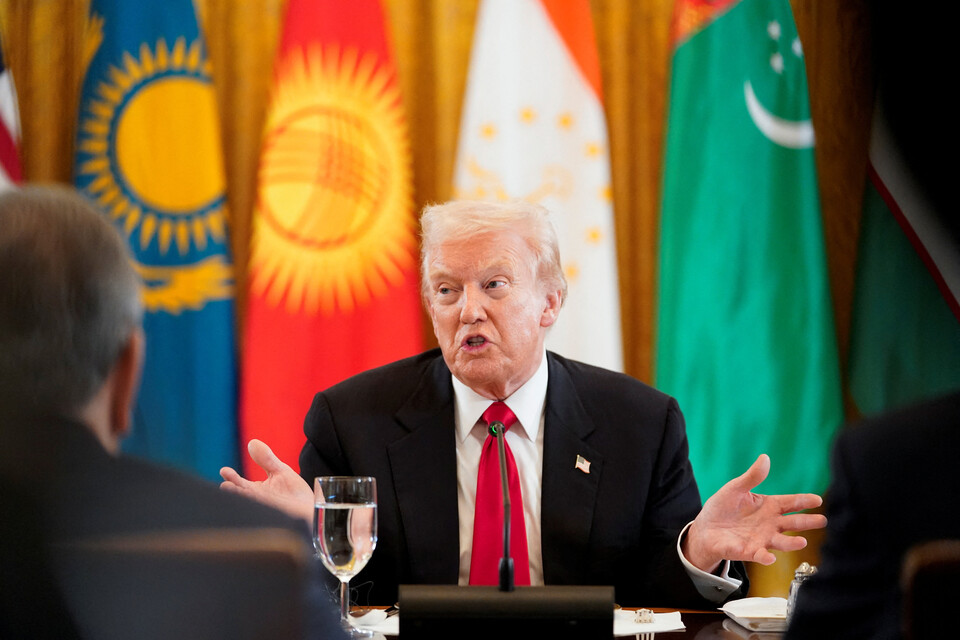 도널드 트럼프 미국 대통령이 6일(현지 시각) 워싱턴 DC 백악관 이스트룸에서 카자흐스탄, 키르기스스탄, 타지키스탄, 투르크메니스탄, 우즈베키스탄 등 중앙아시아 5개국(C5+1) 정상들과 만찬에 참석하고 있다. ⓒ로이터=연합뉴스