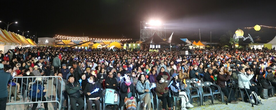 지난 6일 개막한 고흥유자축제장에 수 많은 안파가 몰려들어 화려한 개막식을 함께 하고 있다.  ⓒ고흥군 