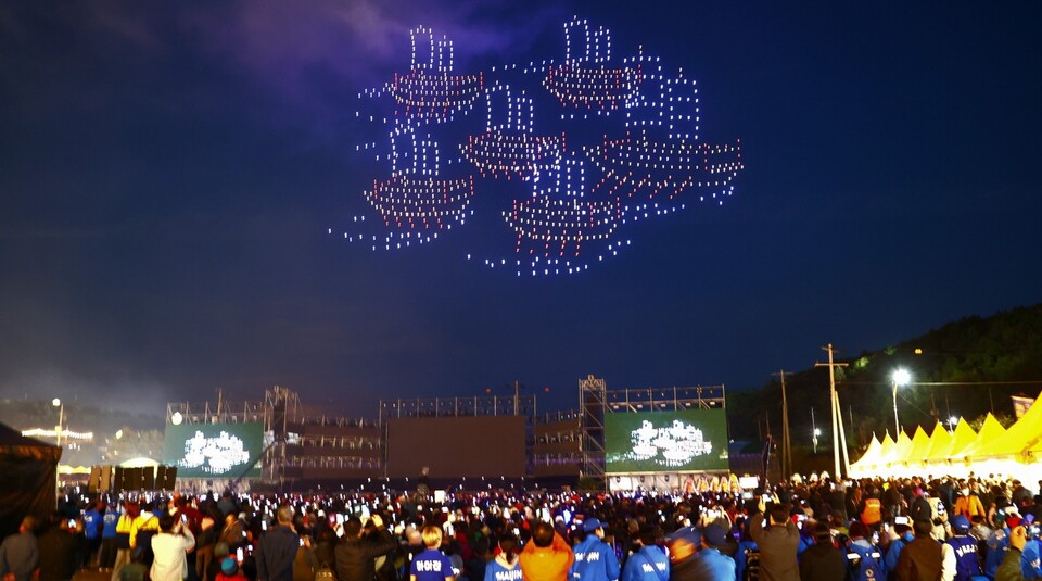 드룐쇼가 유자축제장의 밤을 밝혀 화려하고 낭만적인 밤 분위기를 더했다. ⓒ고흥군