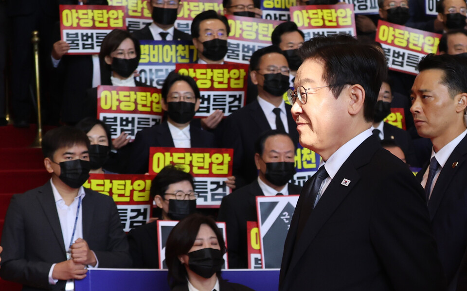 이재명 대통령이 4일 내년도 정부 예산안에 대한 시정연설을 하기 위해 서울 여의도 국회에 도착해 침묵시위를 하는 국민의힘 의원들 앞을 지나고 있다. 국민의힘 의원들은 추경호 전 원내대표에 대한 내란특검팀의 영장청구를 규탄하는 피켓을 들고서 침묵시위를 했다. ⓒ 연합뉴스