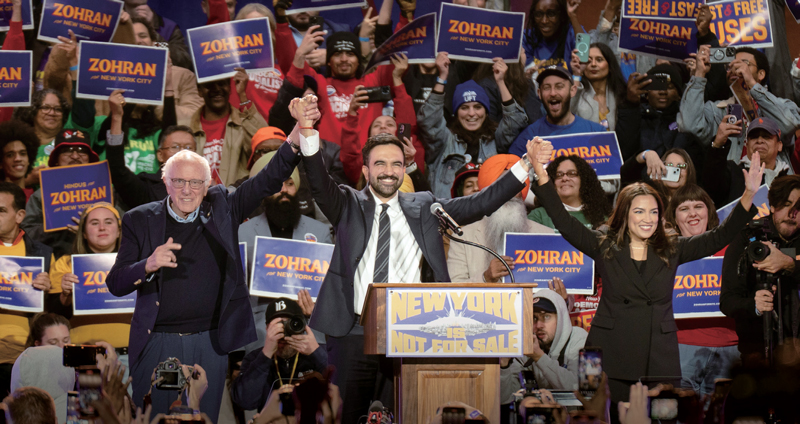 10월26일 뉴욕시 포리스트힐 스타디움에서 열린 ‘뉴욕은 팔리지 않는다’ 선거 캠페인 집회의 조란 맘다니 시장(당시 시장 후보). 왼쪽은 버니 샌더스 연방 상원의원, 오른쪽은 알렉산드리아 오카시오 코르테스 연방 하원의원 ⓒUPI 연합