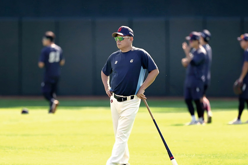 일본 미야자키 마무리 캠프에서 선수들의 훈련을 지켜보고 있는 롯데 김태형 감독 ⓒ롯데자이언츠