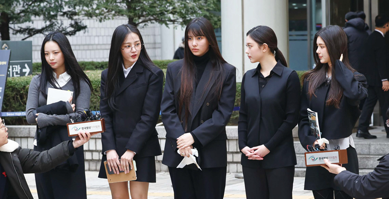 걸그룹 뉴진스가 3월7일 서울 서초구 서울중앙지방법원에서 열린 ‘기획사 지위 보전 및 광고 계약 체결 등 금지’ 가처분 신청의 심문기일을 마친 뒤 취재진 질문에 답하고 있다. ⓒ연합뉴스