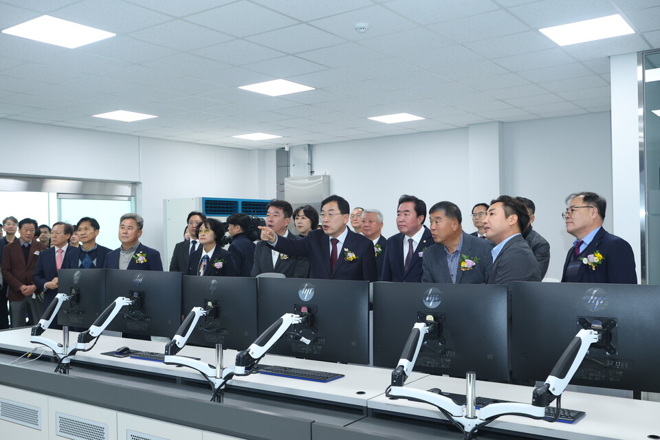 주낙영 경주시장과 참석자들이 공유배터리 안전연구센터 내 관제실을 둘러보며 시설 설명을 듣고 있다. ⓒ경주시 제공