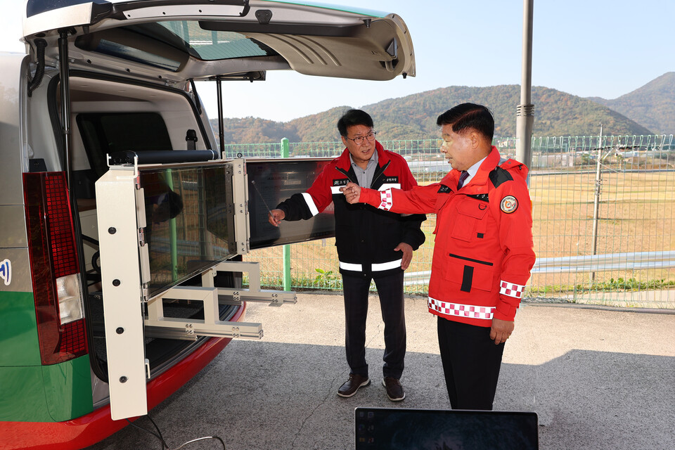 경남 고성군은 17일 고성읍 덕선리 산불대응센터에서 고성군수와 녹지공원과 공무원들이 참여한 가운데 산불현장 지휘역량 시연회를 개최했다. ⓒ고성군제공