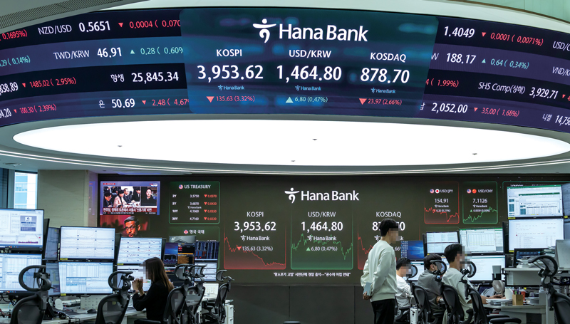 11월18일 서울 중구 하나은행 딜링룸에 표시된 코스피 지수. 전 거래일(4089.25)보다 135.63포인트(3.32%) 내린 3953.62에 마감했다. ⓒ시사저널 최준필