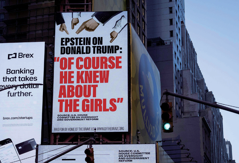 11월17일 뉴욕시 타임스스퀘어에 위치한 광고판에 제프리 엡스타인이 도널드 트럼프 대통령에 대해 말했던 “물론 그는 그 소녀들에 대해 알고 있었다”는 발언이 강조되어 있다. ⓒAFP 연합