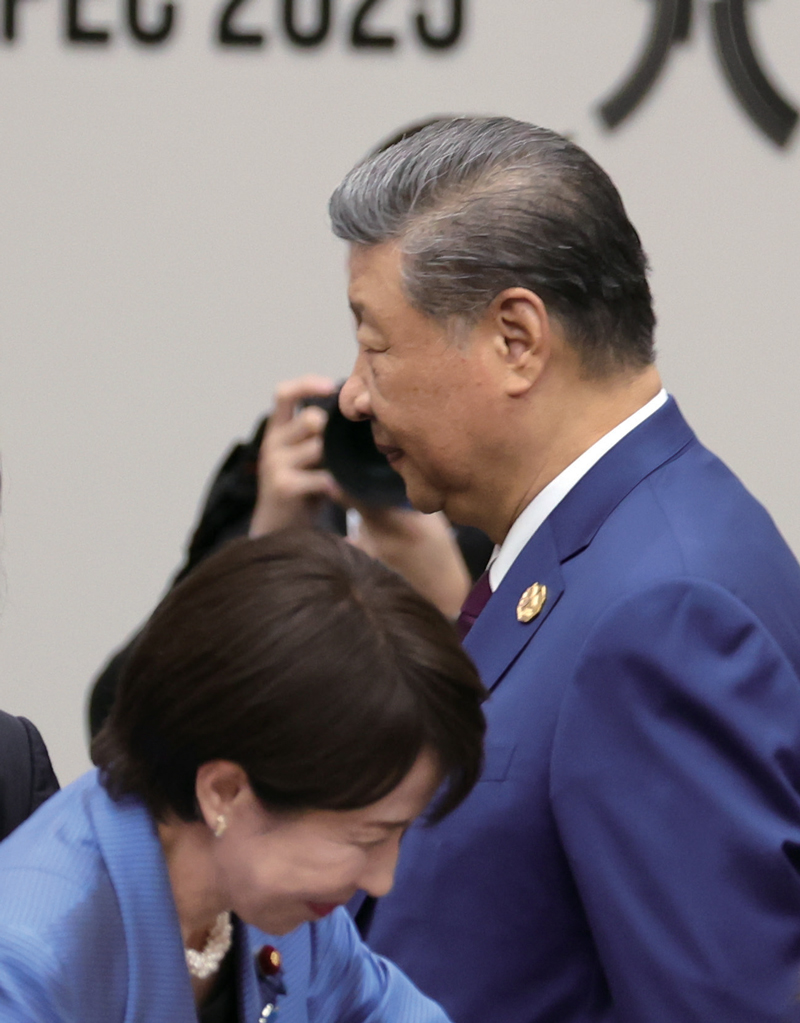 시진핑 중국 국가주석(오른쪽)과 다카이치 사나에 일본 총리가 11월1일 경북 경주화백컨벤션센터(HICO)에서 열린 2025 아시아태평양경제협력체(APEC) 정상회의 제2세션에 참석하고 있다. ⓒ연합뉴스